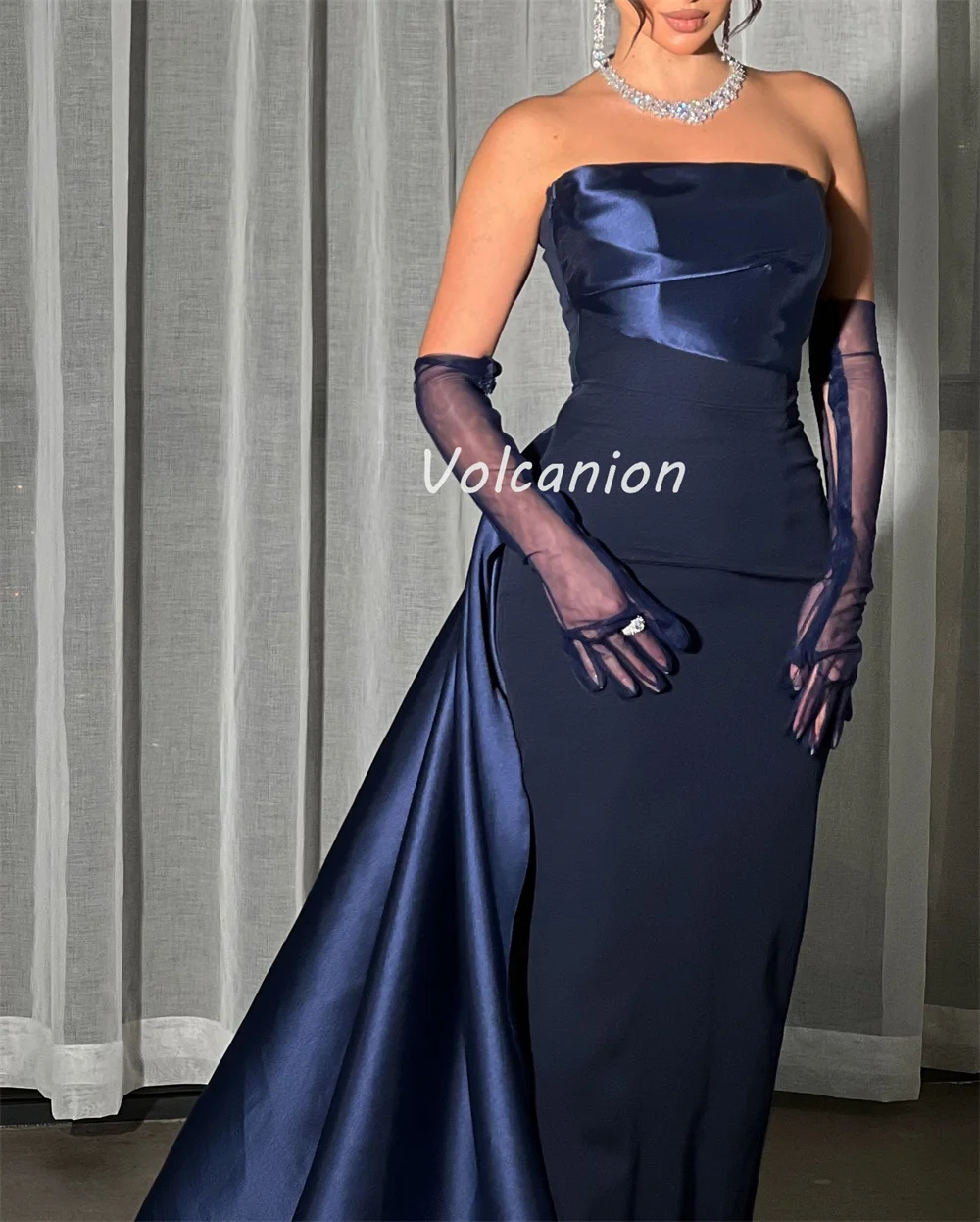 فساتين طويلة مخصصة على الطراز الحديث أنيقة من Charmeuse ثنيات غمد بدون حمالات فساتين مناسبة مخصصة جودة عالية كلاسيكية