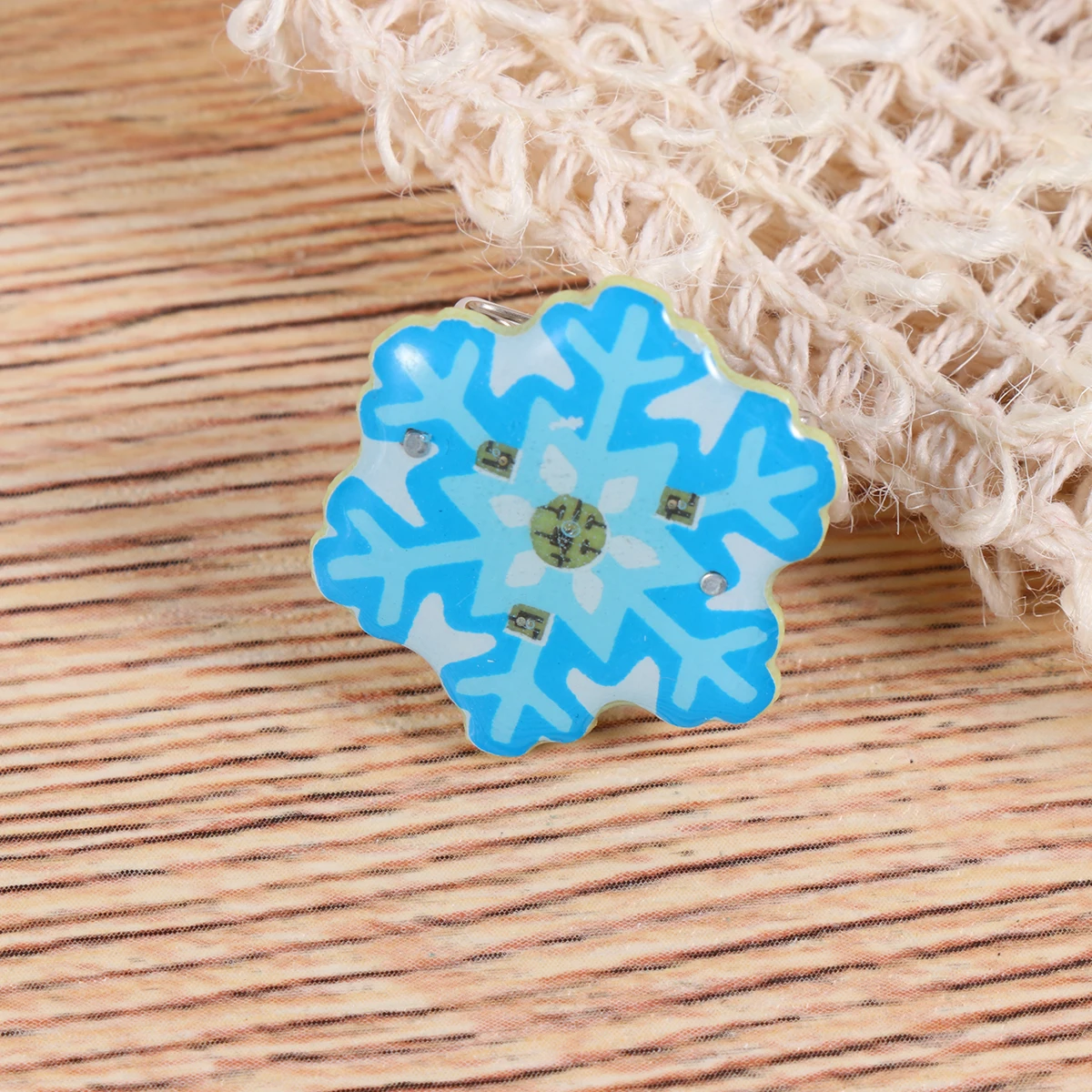 

25Pcs Christmas Glitter Brooches LED Glowing Badges Snowflake Enamel Pins Xmas Party Decorations Kids Gifts LED Glowing Badges