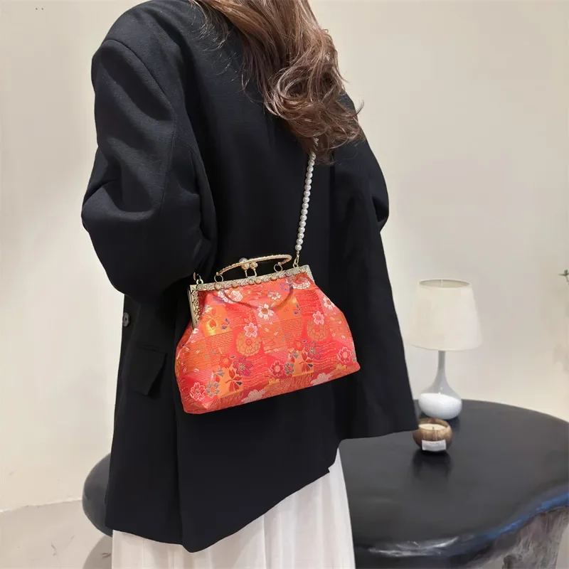 New Women Chinese Style Pink Embroidered Messenger Bags Pearl Chain Handbags Trendy Retro Shoulder Bag Wedding Dinner Shell Clip