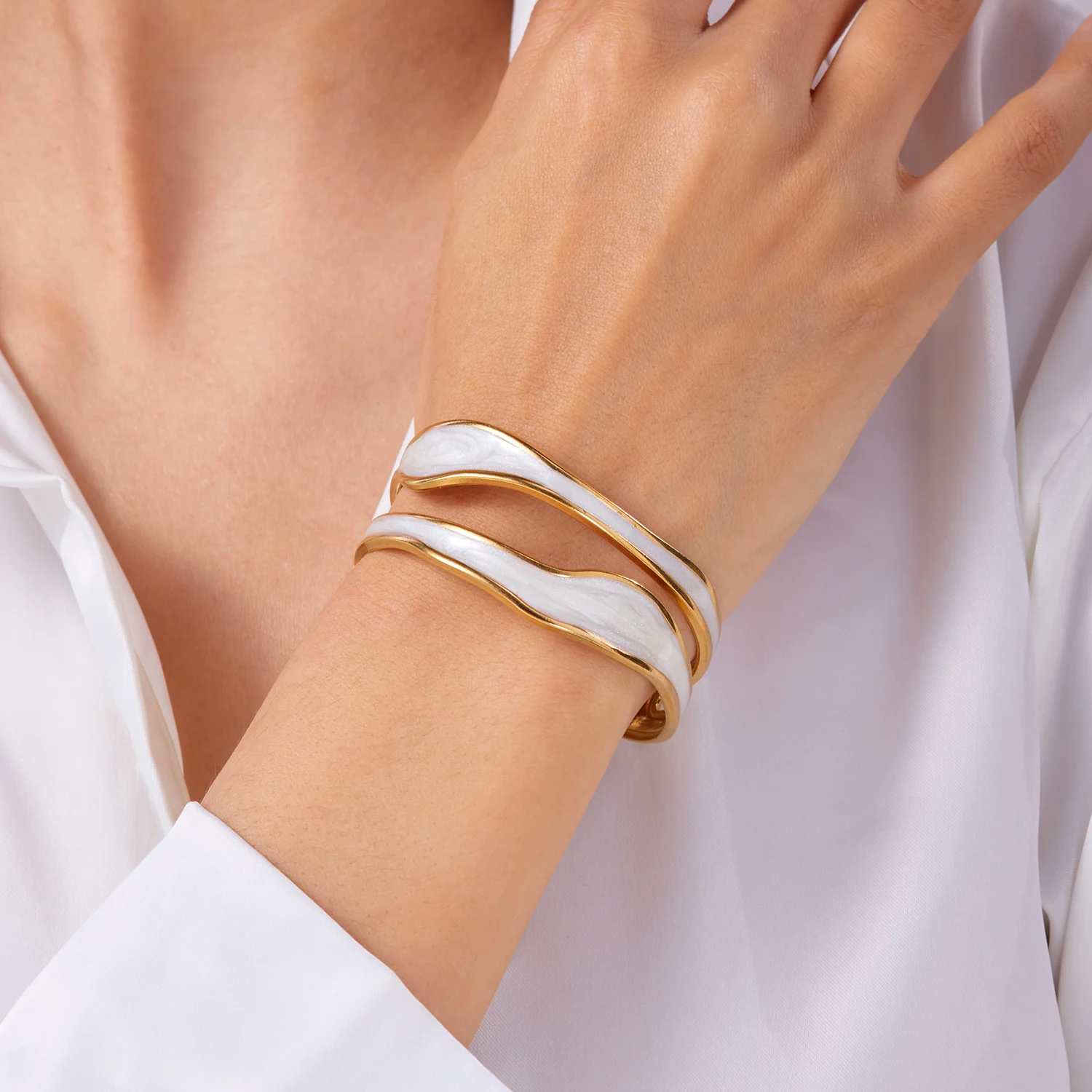 Offenes Vintage-Armband aus weißem Emaille-Edelstahl für Damen, einfaches Metall, unregelmäßige Form, geometrisches Armband, kein Verblassen von Schmuck – Detail 10