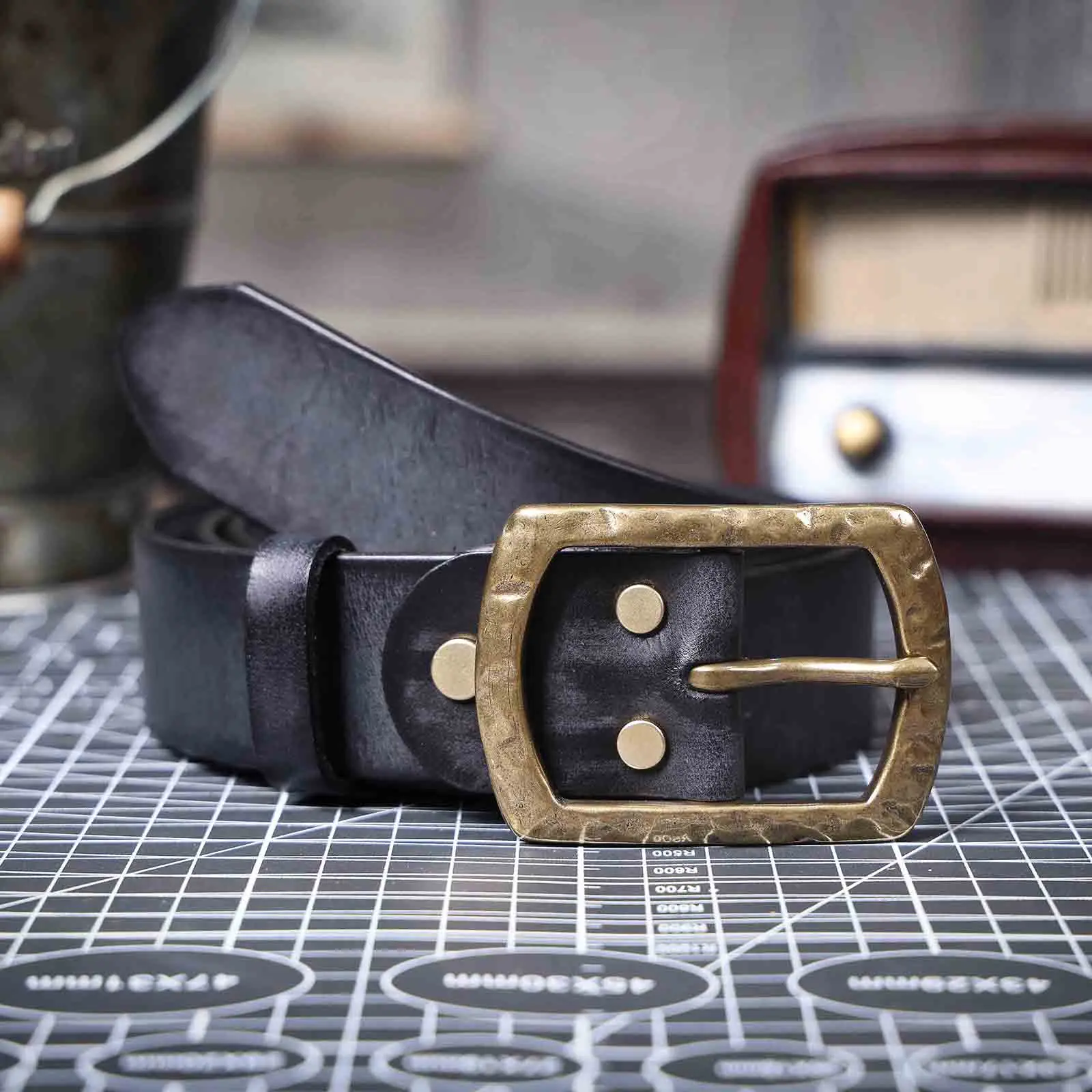 Echtleder-Herrengürtel mit massiver Messingschnalle, handgefertigter Casual-Gürtel mit Geschenkbox, verdicktes italienisches Leder – Detail 27