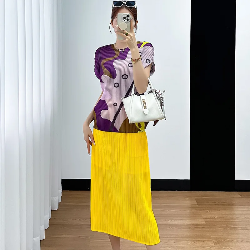 

Round Neck Short-sleeved Printed Top Solid Colour High-waisted Half-body Skirt Two-piece Miyake 2025 Summer New Women's Suit