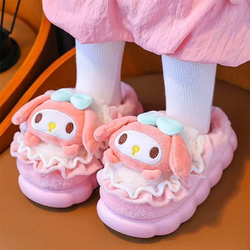 รองเท้าแตะผ้าฝ้ายสไตล์ใหม่สำหรับเด็ก Sanrio ลายคุโรมิ สำหรับเด็กผู้หญิง บุขนกำมะหยี่ น่ารัก สไตล์คู่พ่อแม่ลูก สำหรับเด็กขนาดกลางและใหญ่