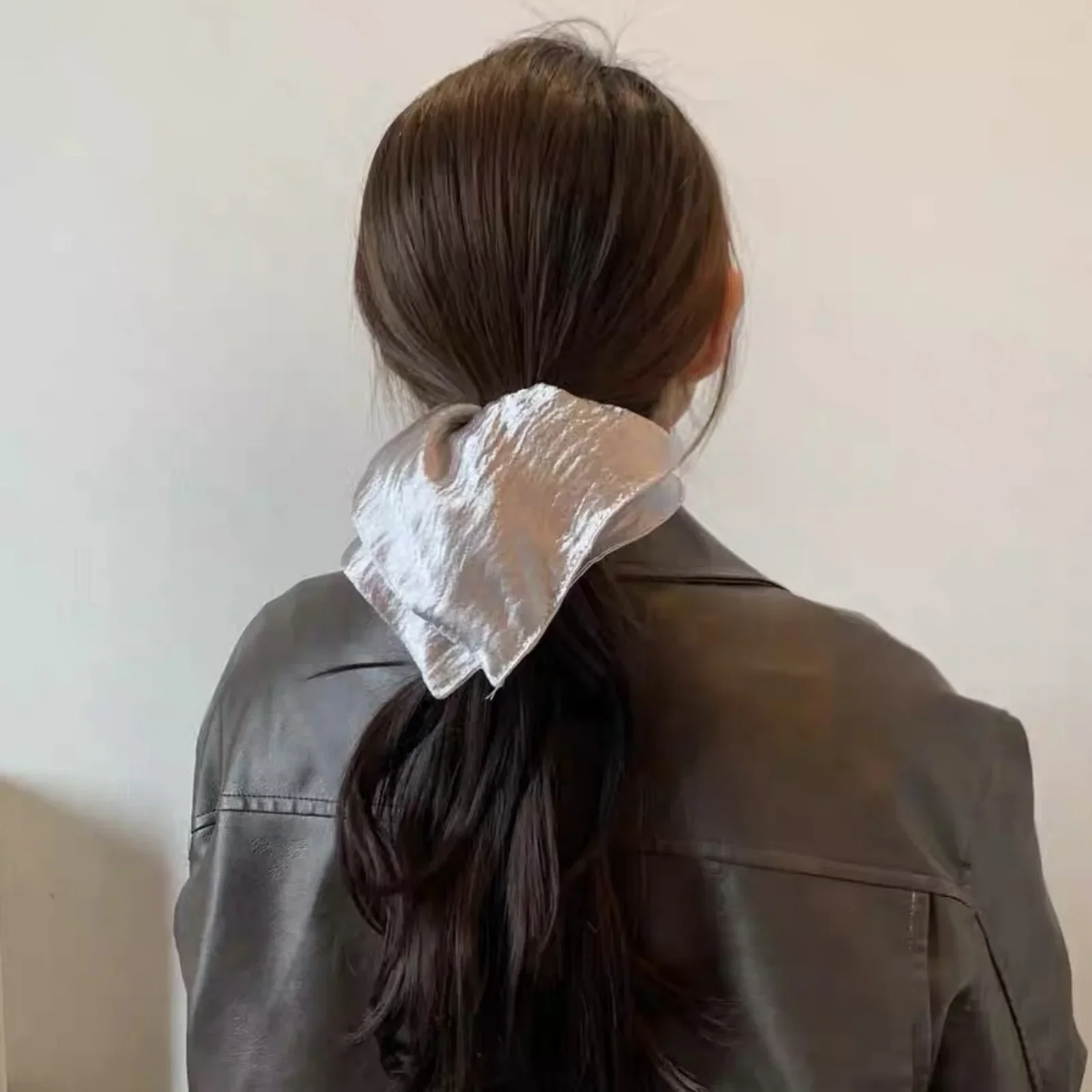 1 Stück glänzendes, silberfarbenes Haarband mit strukturierter Oberfläche, elegantes, großes Haarband, stilvolles Haaraccessoire für Damen, geeignet für den täglichen Gebrauch und für Partys. – Detail 8