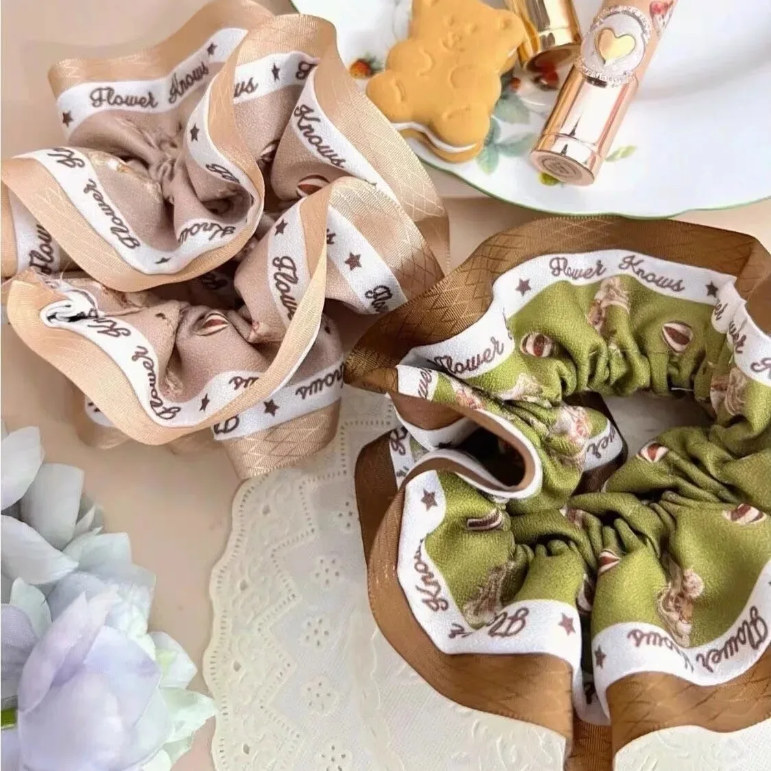 flower-knows-–-cadeau-d'anniversaire-2022-–-Elastique-a-cheveux-bicolore-beige-et-vert