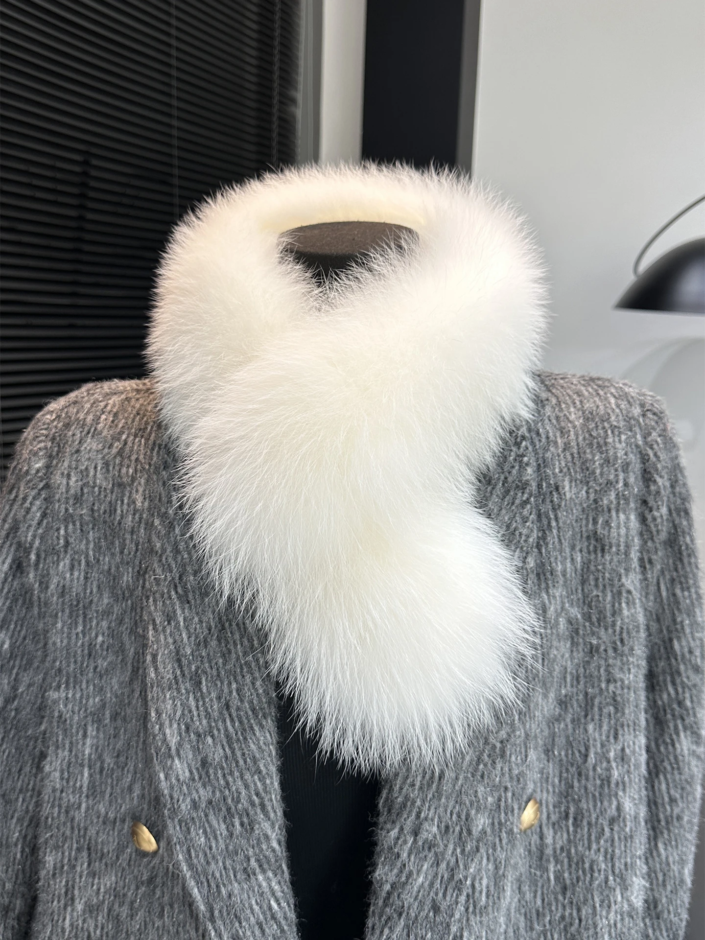 double-sided-fur-scarf-warm-rabbit-fur-lined-neck-warmer-elegant-women's-winter-fashion-accessory-thickened-leather-material