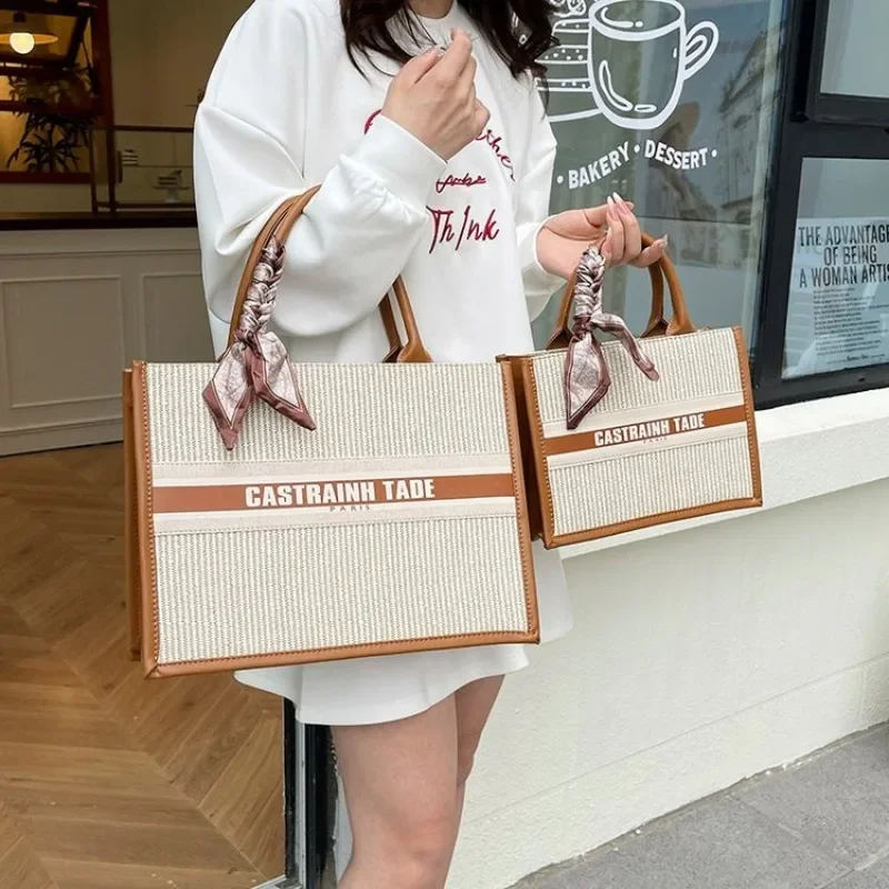

The 2025 New Style of Elegant Straw-woven Patchwork Tote Bag, A Light Retro Three-dimensional Handbag for Commuting