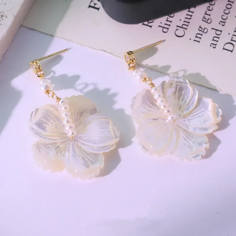 

Новые оригинальные серьги-гвоздики с натуральным жемчугом и цветами из ракушек для женщин, милые модные универсальные серьги-подвески, ювелирные украшения, подарки