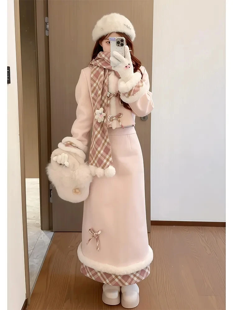 

Розовый клетчатый шерстяной комплект: пальто, шарф, юбка с завышенной талией, топ. Зимний модный женский ансамбль 2025 года, средней толщины.