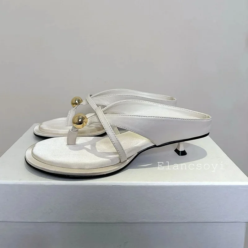 Zapatillas con punta abierta y tacones de gatito con bola de Metal, chanclas para mujer, sandalias de tacón medio de charol, zapatos de playa para vacaciones a la moda de verano