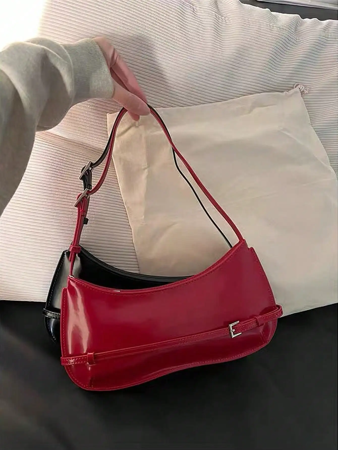 Underarm bag for women\'s 2024 summer new niche design with a touch of patent leather, one shoulder crescent shaped red bag