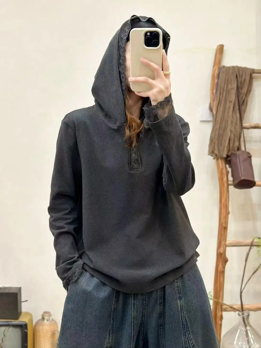 قميص نسائي جديد للخريف والشتاء من المخمل الألماني مع تطريز دانتيل وقبعة، لون واحد، أكمام طويلة، قميص أساسي كاجوال