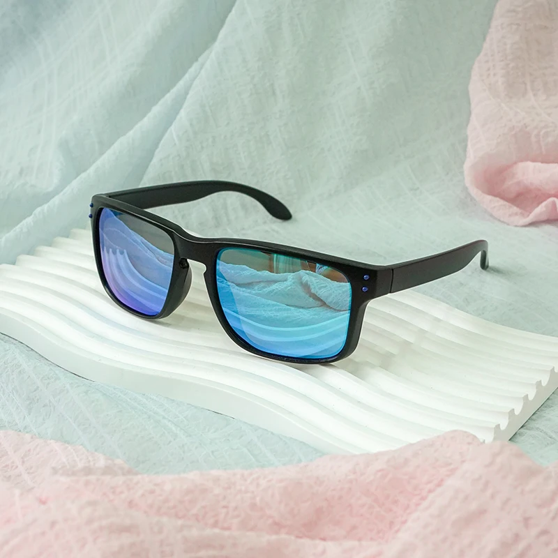 แฟชั่นแนวสตรีท แว่นตาตกแต่งสุดเท่ ดีไซน์เลนส์สีรุ้ง ชุดมีสไตล์ มีหลายสีให้เลือก