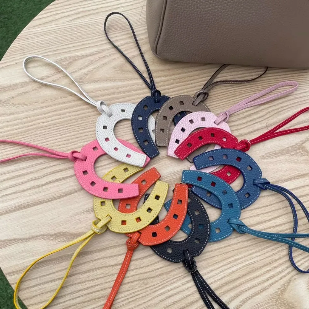 سلسلة مفاتيح على شكل حدوة حصان من الجلد الصناعي للنساء والفتيات ، حامل حقيبة يد ، حقيبة ساحرة ، ملحقات محفظة ، 10 ألوان