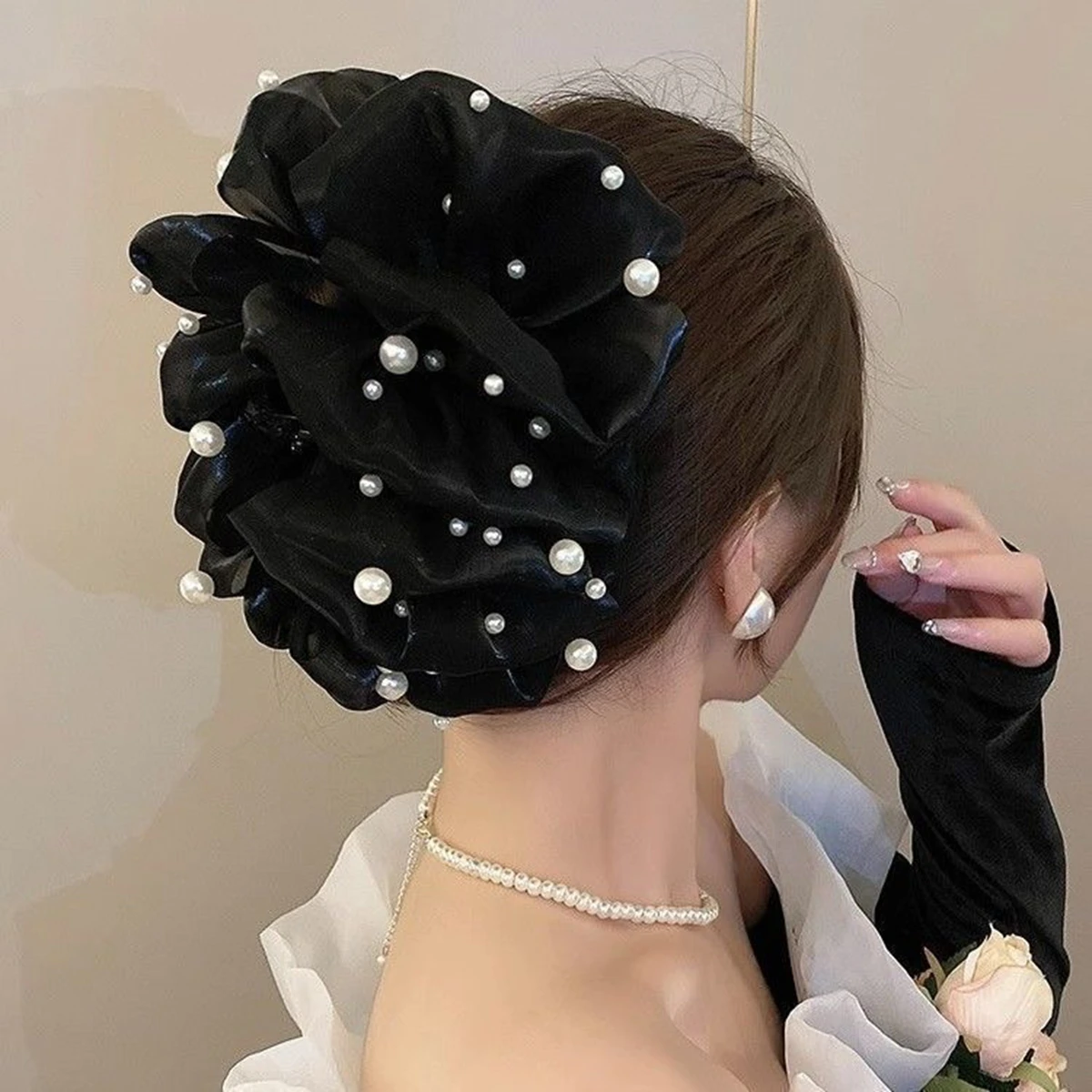Elegante Schwarze Satin- & Perlen-Haarspange, Große Blumen-Haarklammer, Langlebiges Haaraccessoire für Frauen, Ideal für Braut, Party & Alltag – Detail 2