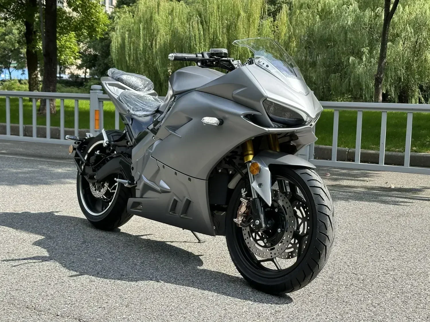 Luyuan Luyuan MotorcycleThe Latest New Energy Lithium Battery High Speed Full Size Sport Powerful 10000W Custom Electric Scoote