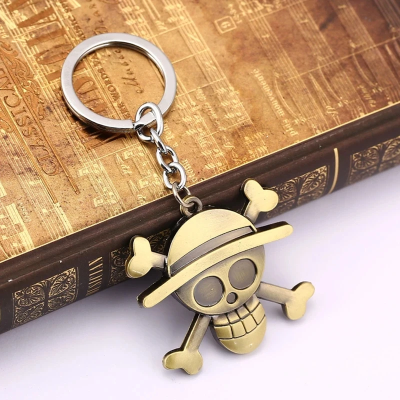 Porte-clés Anime One Skull pour homme, chapeau de paille, pièce de pirate, équipage, porte-clés Luffy, cadeau souvenir