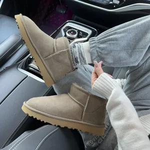 2024 Neue klassische Mini -Schneestiefel. Kombinieren Sie Ram Skin und echtes Leder, moderne und lässige, warme Stiefel des Winters Hauptverkaufsstiefel von Carneiro - №6