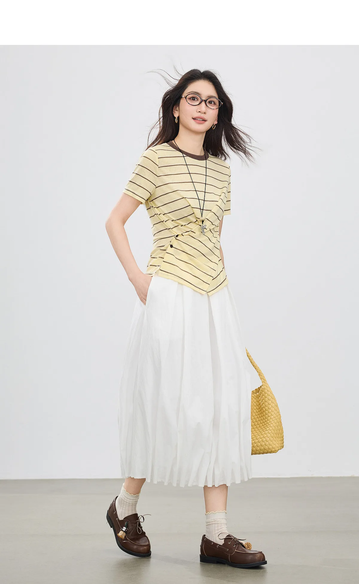SENTUBILA Damen-Strickoberteil mit Rundhalsausschnitt und Kontraststreifen, Sommermode 2026, kurzärmeliges T-Shirt mit Twist-Front-Schlitz und Knöpfen Q62TC7208 – Detail 4