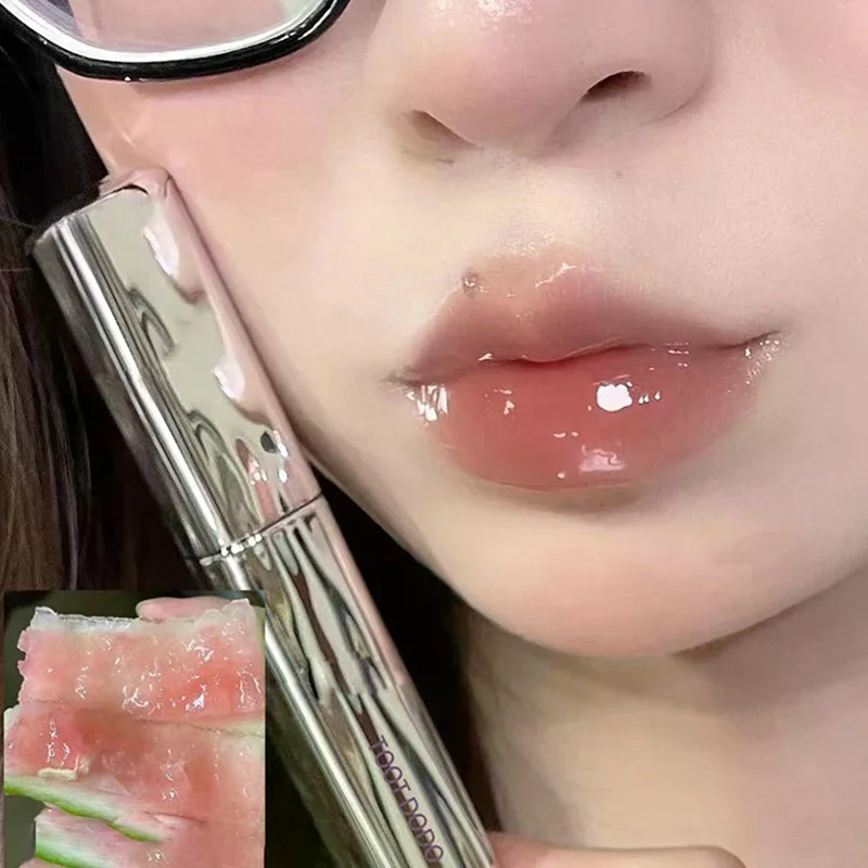 Błyszczyk do ust z jasnym, kwiatowym efektem, nieolejny, nawilżający, podkreślający kolor ust, dający im wodny wygląd.