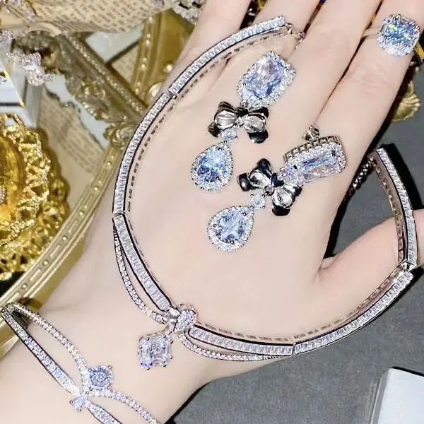 Orecchini da Donna in Oro 18 Carati Forma: Tondo Chiusura: Monachella 1,8g