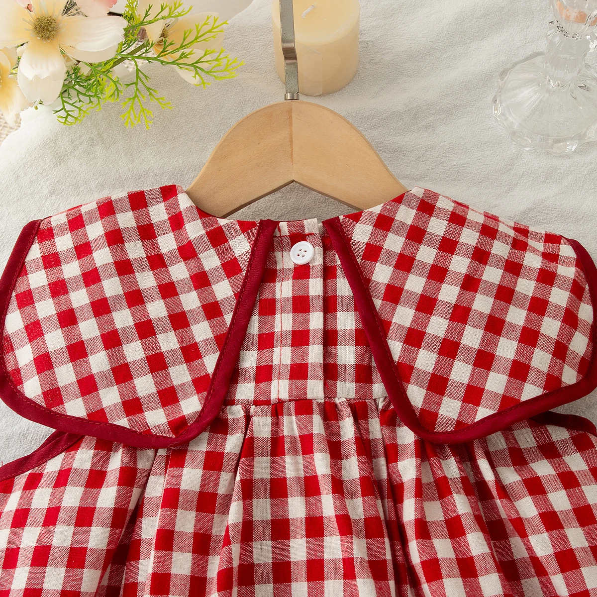 Sommerliches, hübsches Baby-Mädchen-Outfit-Set, bequemes, rot kariertes Oberteil mit Puppenkragen und Cartoon-Stickerei sowie einfarbige weiße Kleinkind-Shorts – Detail 7
