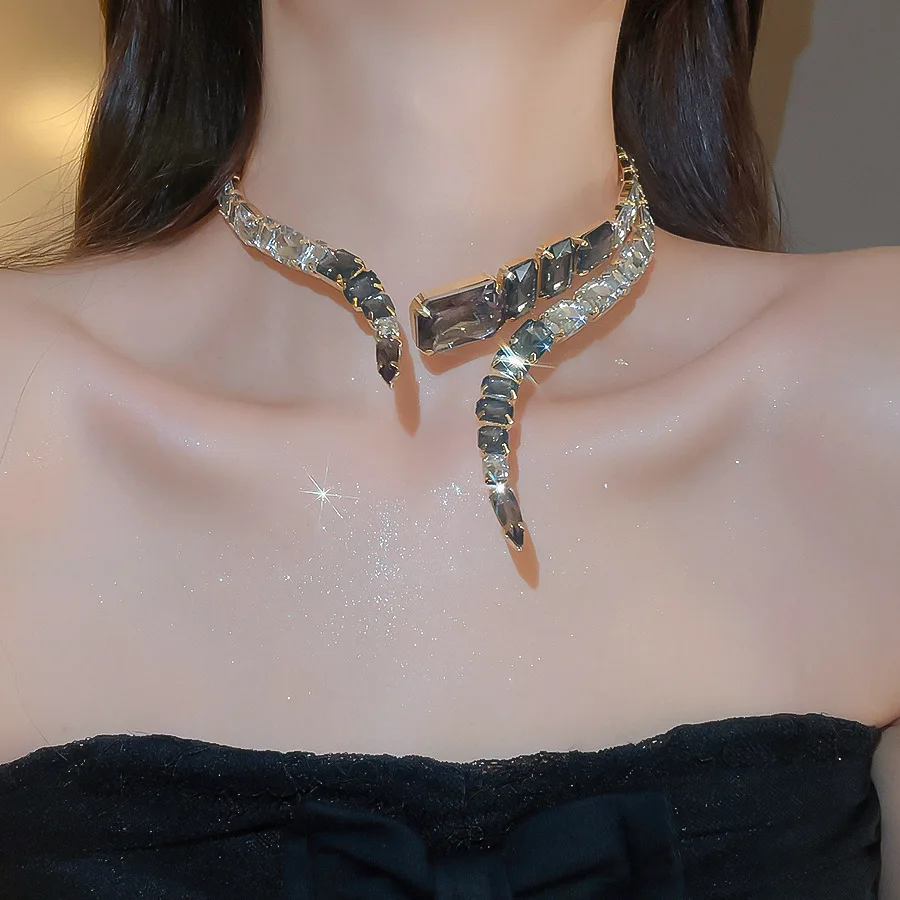 Neue Geometrische Diamantbesetzte Halskette, Personalisiert, Trendig und Extravagant, Leichter Luxus und Raffinierte Nischen-Halskette für Damen – Detail 5
