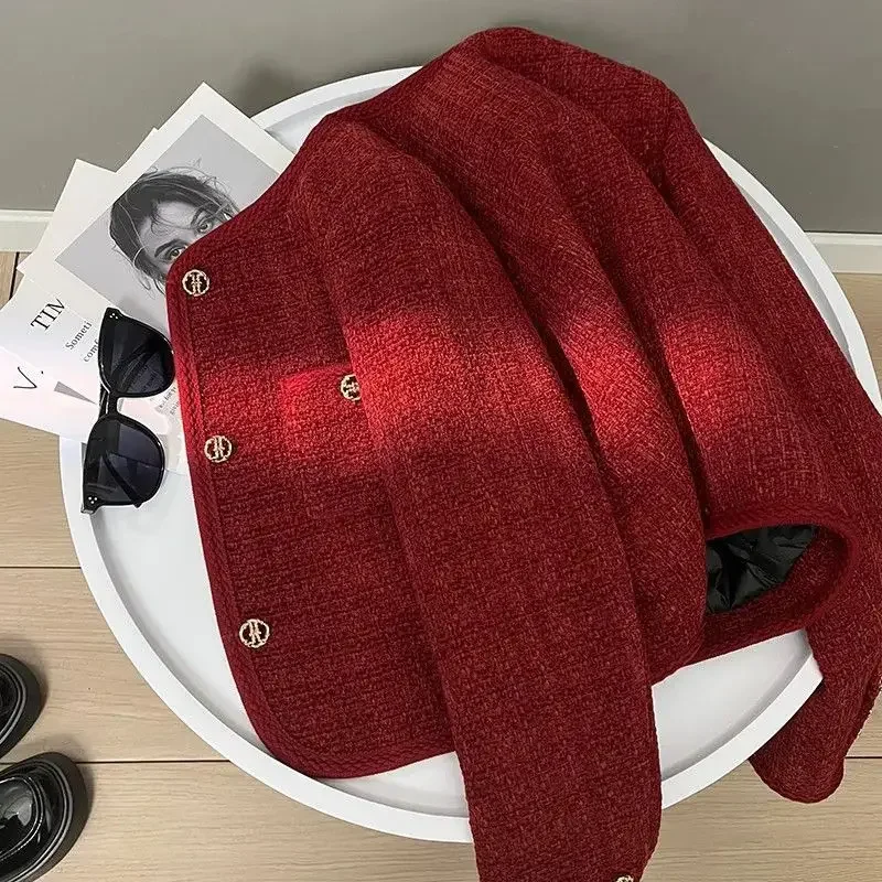 معطف شتوي سميك مملوء قصير مبطن للنساء، سترة صغيرة بنمط عطر، لون أحمر من ألياف البوليستر بأكمام كاملة #2