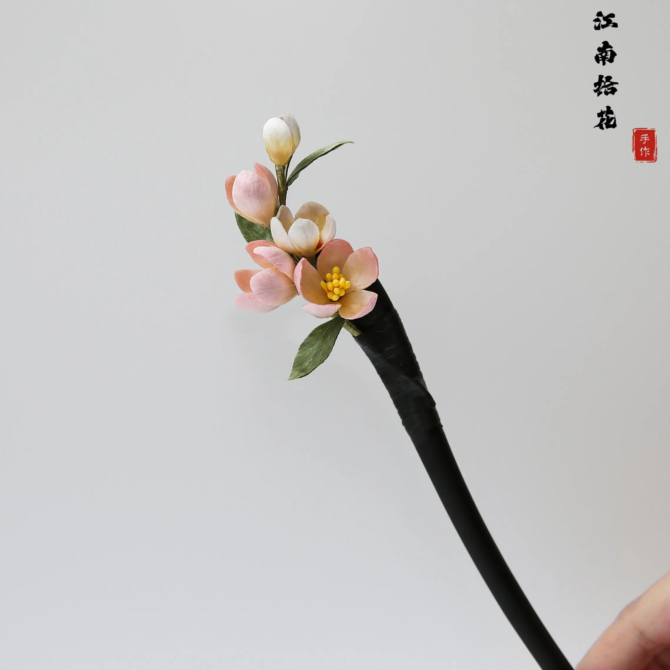 Epingle-a-cheveux-en-velours-de-camelia-et-bois-de-santal-artisanat-fait-main-patrimoine-immateriel-nouvel-ornement-de-cheveux-chinois-pour-qipao-et-mamianqun-cadeau