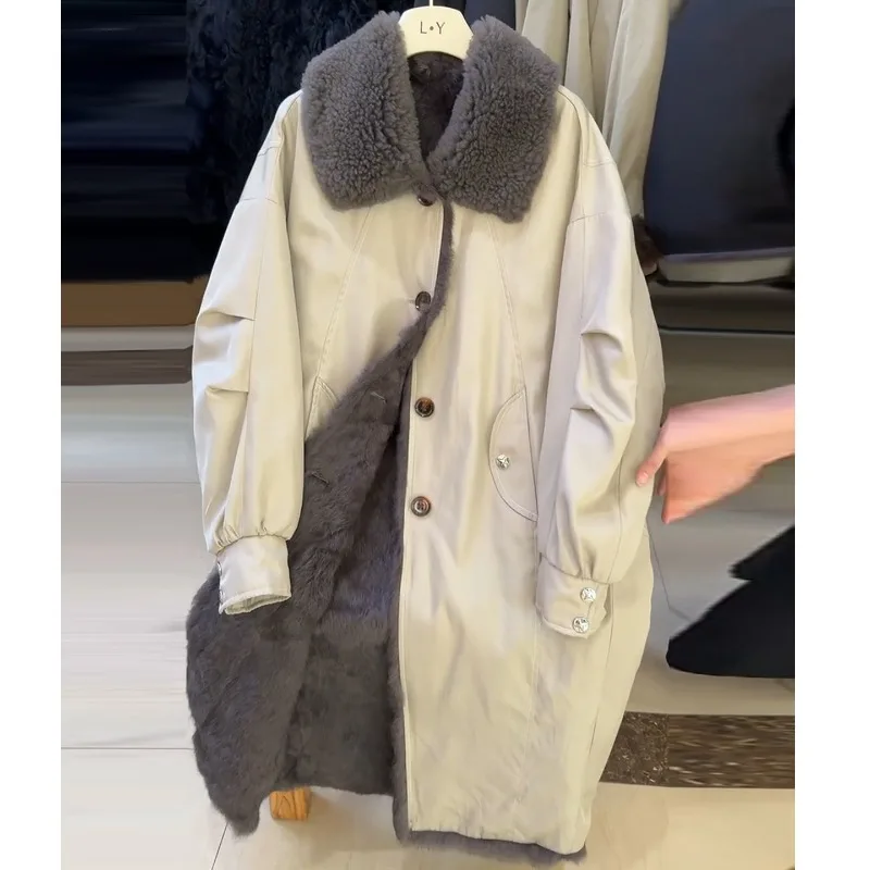 Le style de doublure intérieure chaude et à la mode de MAO MAO est un nouveau manteau en fausse fourrure ample mi-long haut de gamme pour les femmes en vêtements d'extérieur d'hiver