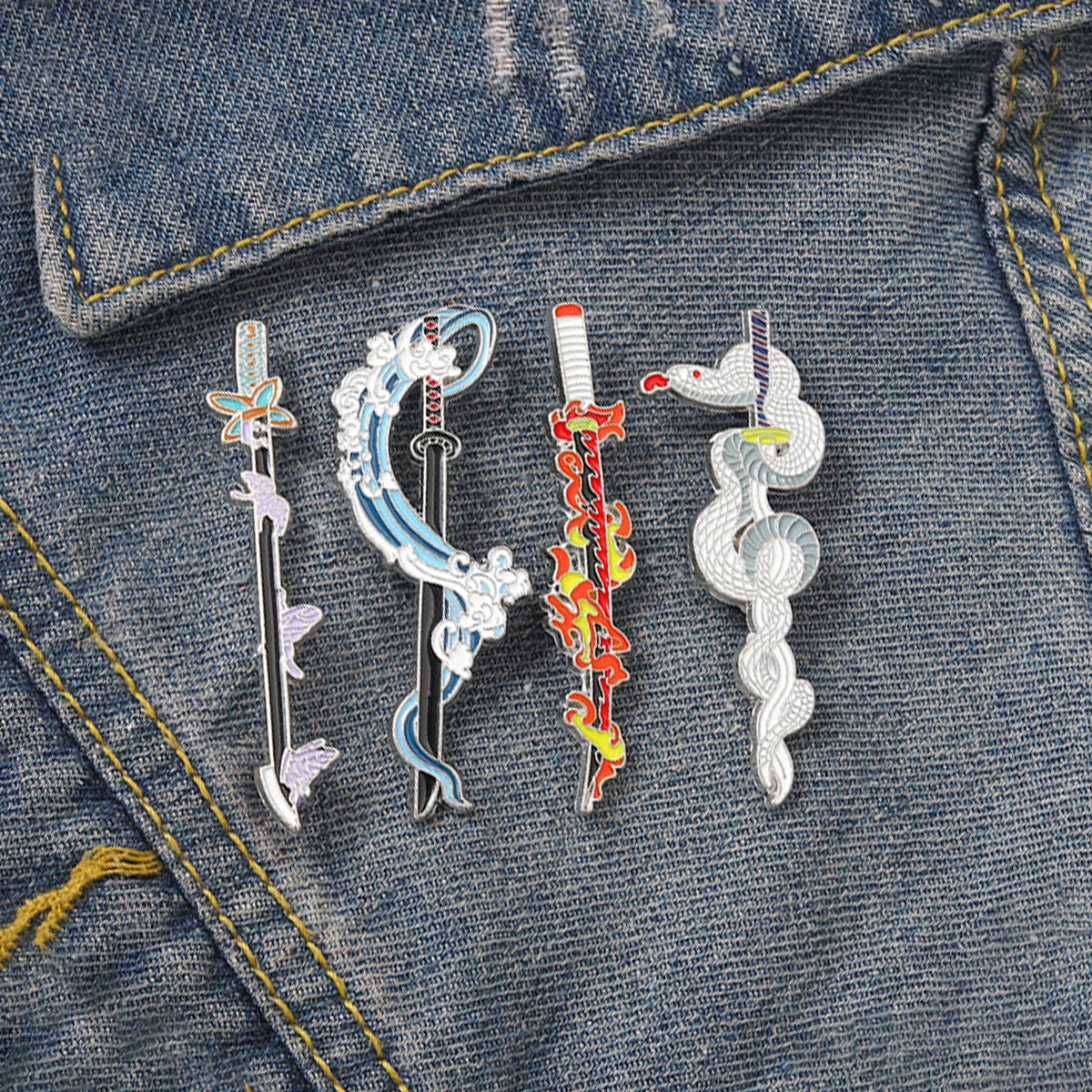 Lot de 4 broches émaillées en forme d'épée de samouraï de dessin animé, mini badge en métal Kamado Tanjirou, épingles de revers, accessoires de cosplay, cadeaux