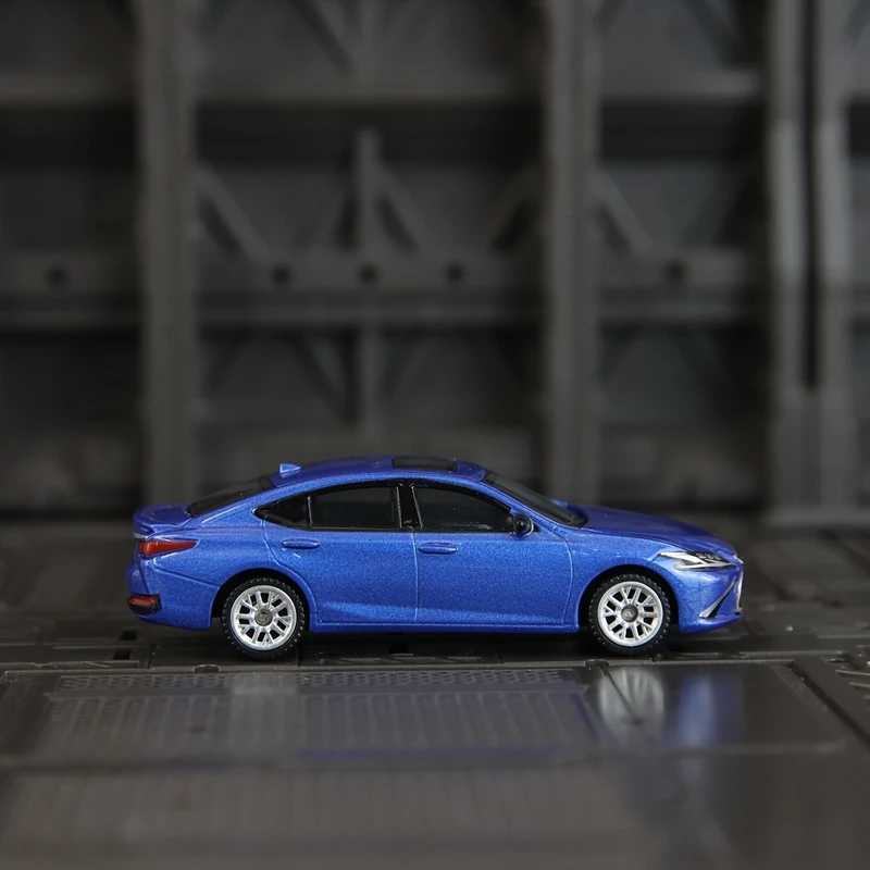 

CCA 1:64 Lexus ES300h модель седана из сплава, скользящая амортизация, цельнометаллический подарок для мальчиков, богатые детали, тонкая работа