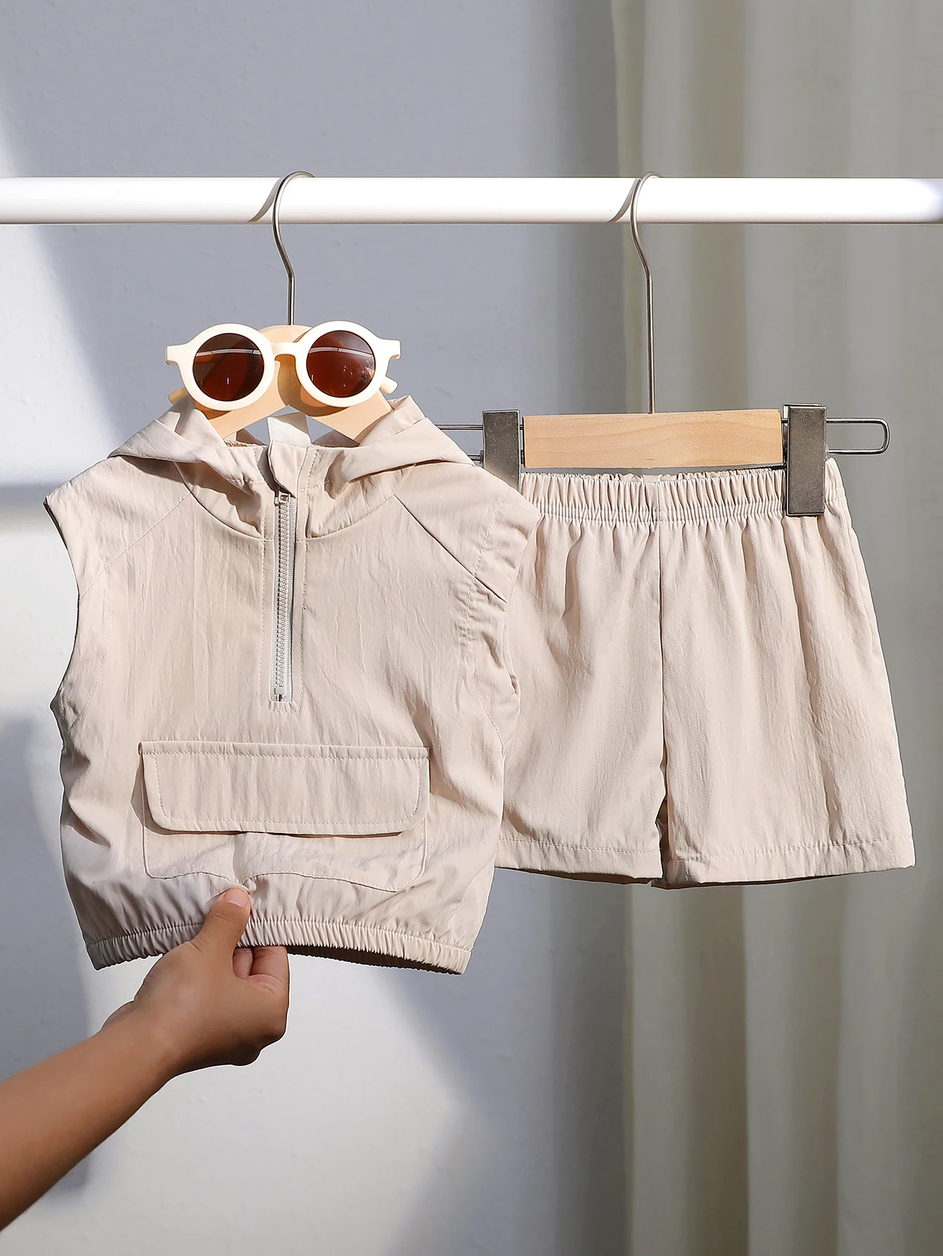 Conjunto infantil de duas peças, novo verão, sem mangas, cor sólida, top e shorts, elegante e versátil, 2025