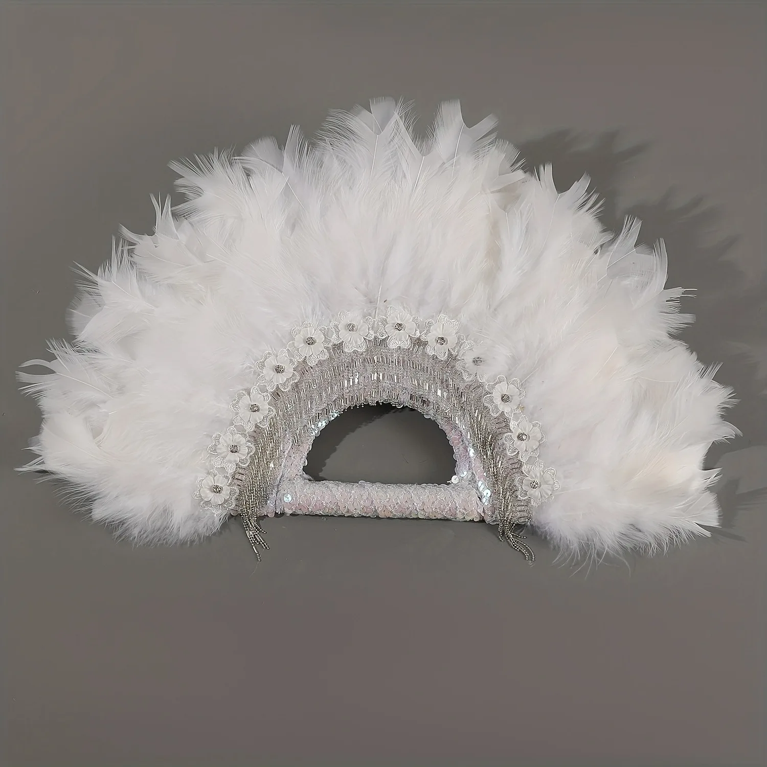 عروس الزفاف تحمل مروحة، ومراوح كرات مكياج الهالوين وعيد الميلاد، ومحبي التلفزيون والأفلام