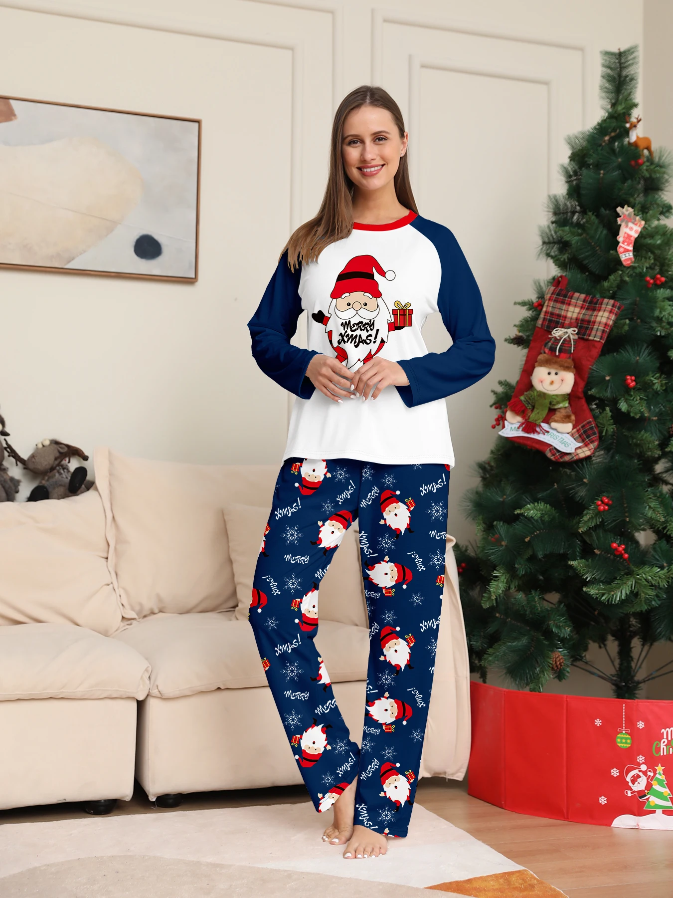 مجموعة بيجامات عيد الميلاد للزوجين - بلوزة راجلان بطبعة سانتا وسراويل ندفة الثلج البحرية