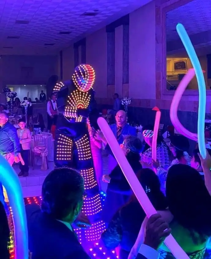 Traje de Robot andador con zancos LED, traje para espectáculo de baile, eventos, vacaciones con múltiples modos, gran oferta