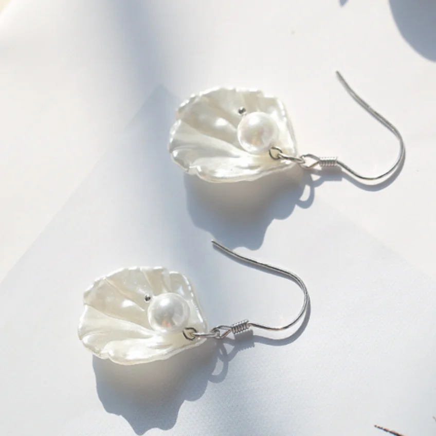 

PAIR OF GENUINE NATURAL WHITE ROUND CULTURED PEARL EARRING AAAA 9988