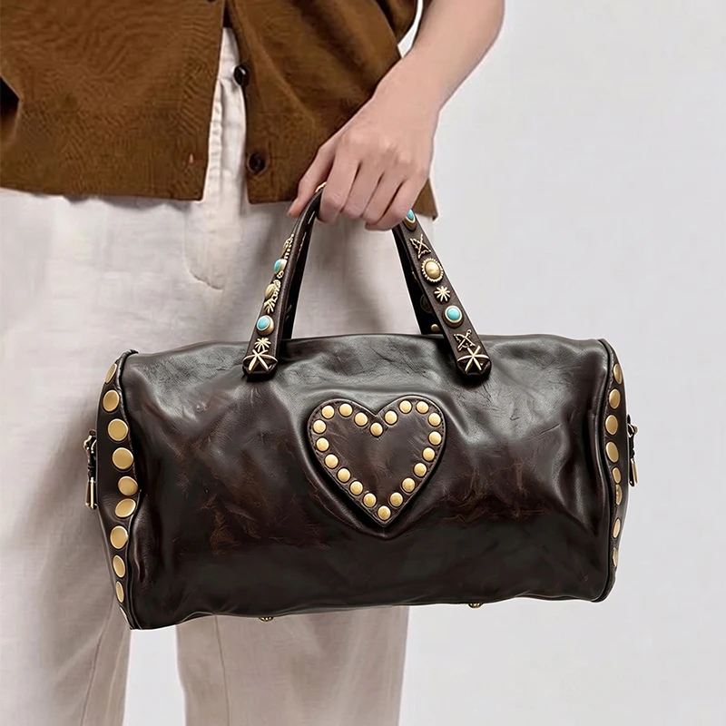 Vintage Handtasche mit Zylinderform und dunkelbraunem Griff, Damen Retro Distressed Barrel Bag, Handtasche mit Herz-Nieten-Dekor und Metallnieten – Detail 10