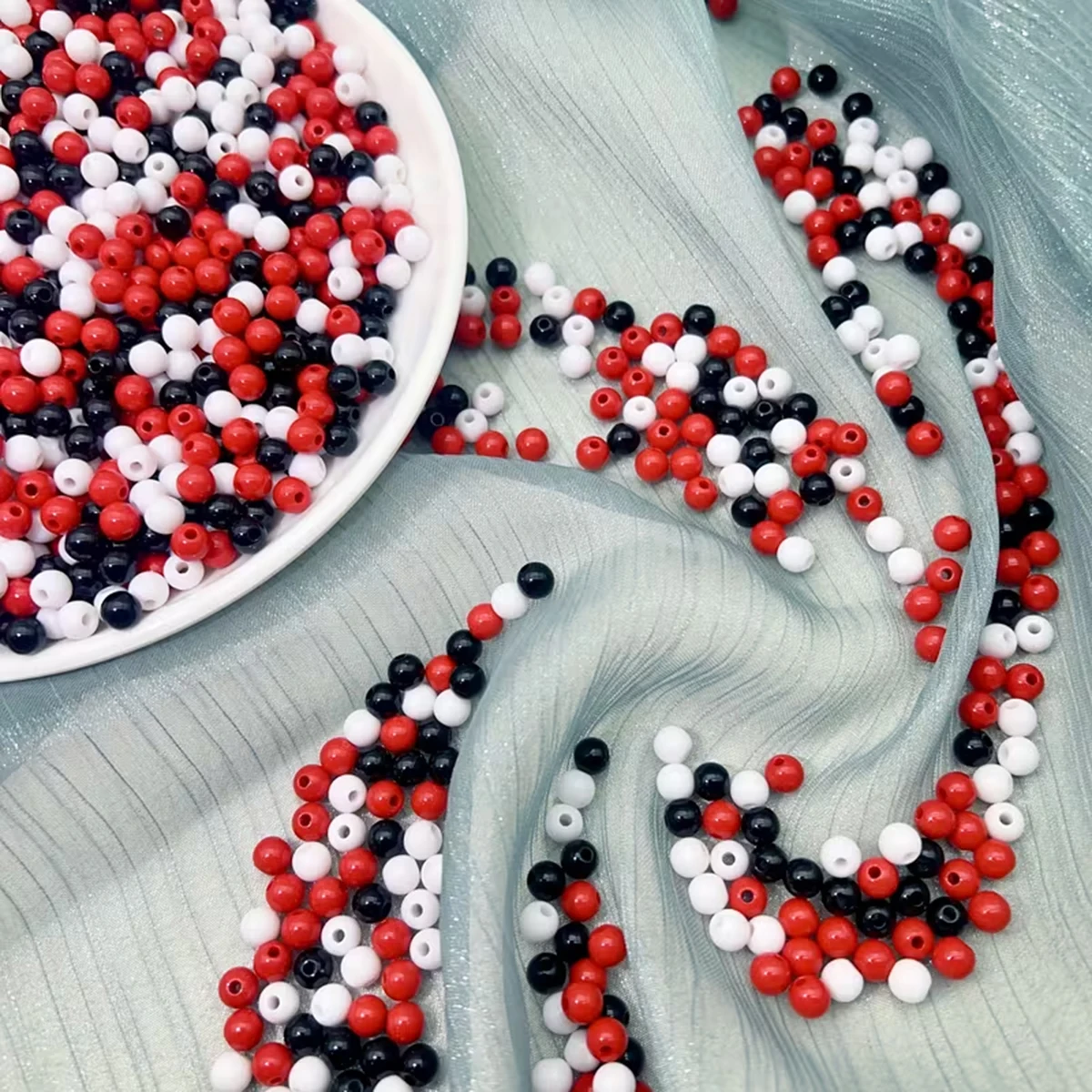 200 Stück 6mm Weiße, Rote und Schwarze Acrylperlen in Mischfarben für DIY-Handwerk, Bekleidungsherstellung und Schneiderbedarf – Detail 8