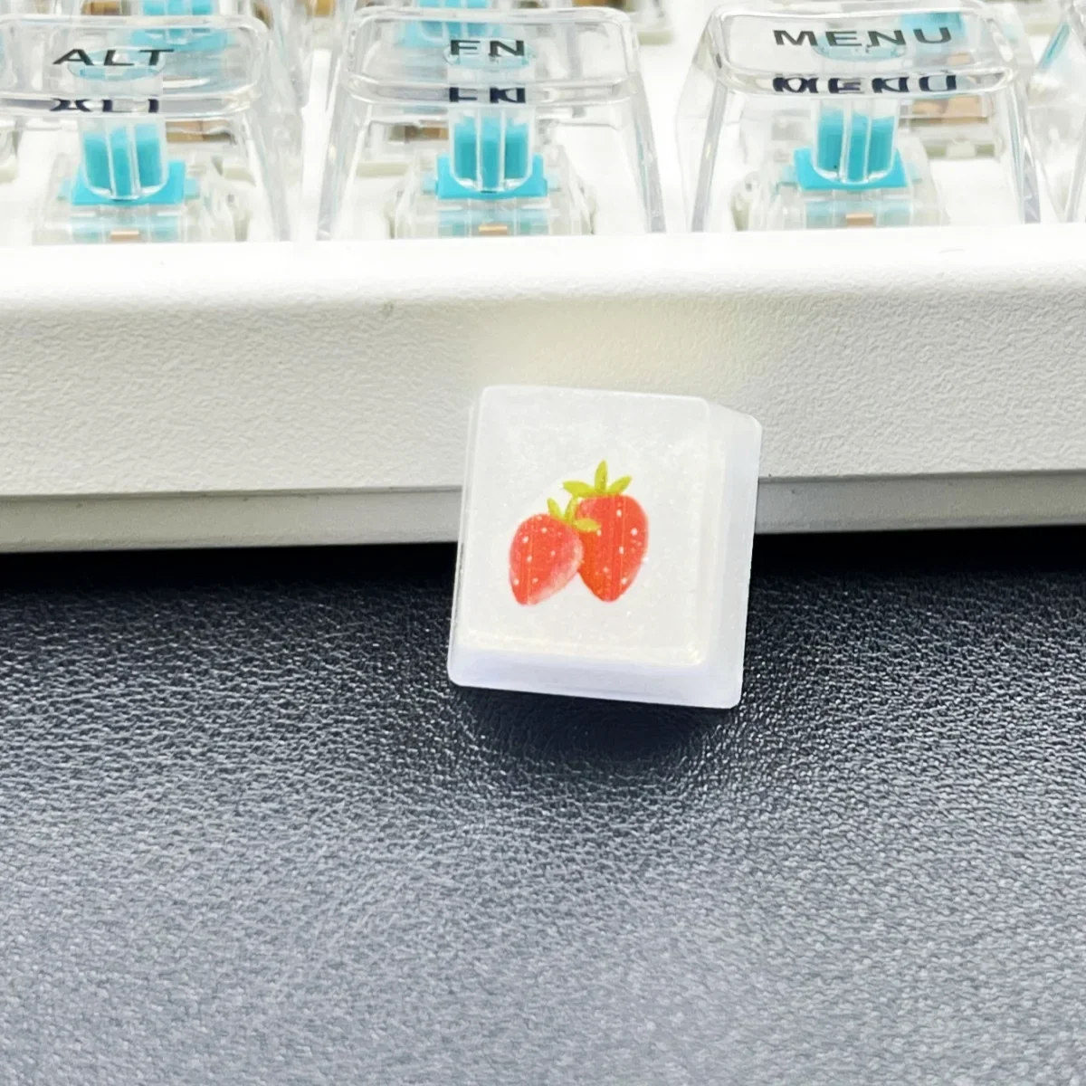 Resin Epoxy Transparent Strawberry Keycap Personalized Peach Cross Axis Mechanical Keyboard Keycap R4
