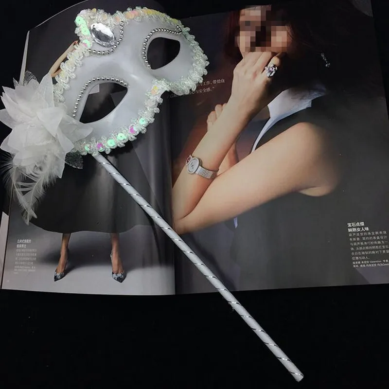 

10 шт., женская белая полумаска для девочек на палочке с боковым цветком, праздничные принадлежности для вечеринок