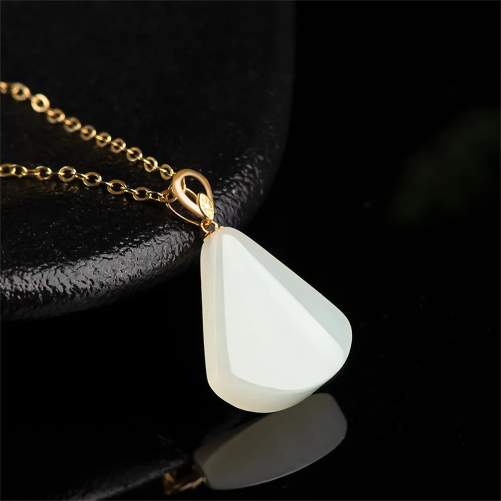 18K الذهب الطبيعي الأبيض HeTian اليشم منحوتة فستان نمط أنيق محظوظ قلادة تميمة قلادة شهادة مجوهرات اليشم الفاخرة