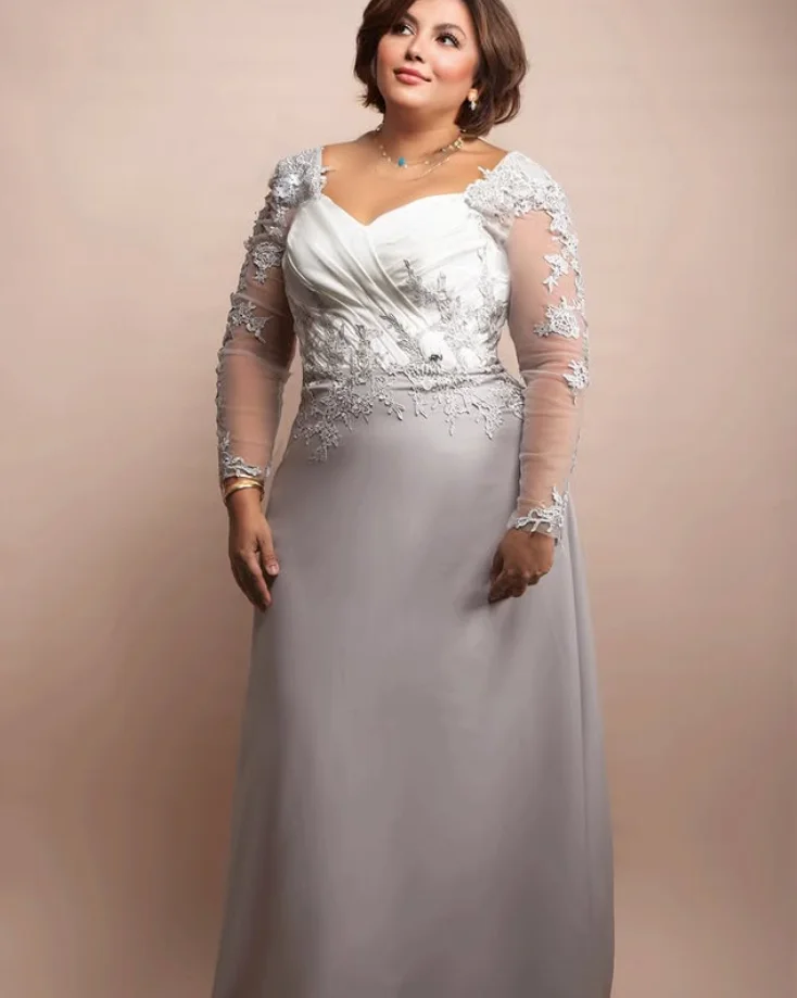 فساتين أم العروس من الشيفون الأبيض الفضي مزينة بالدانتيل وأكمام طويلة مناسبة للأم فستان زفاف الضيوف حسب الطلب