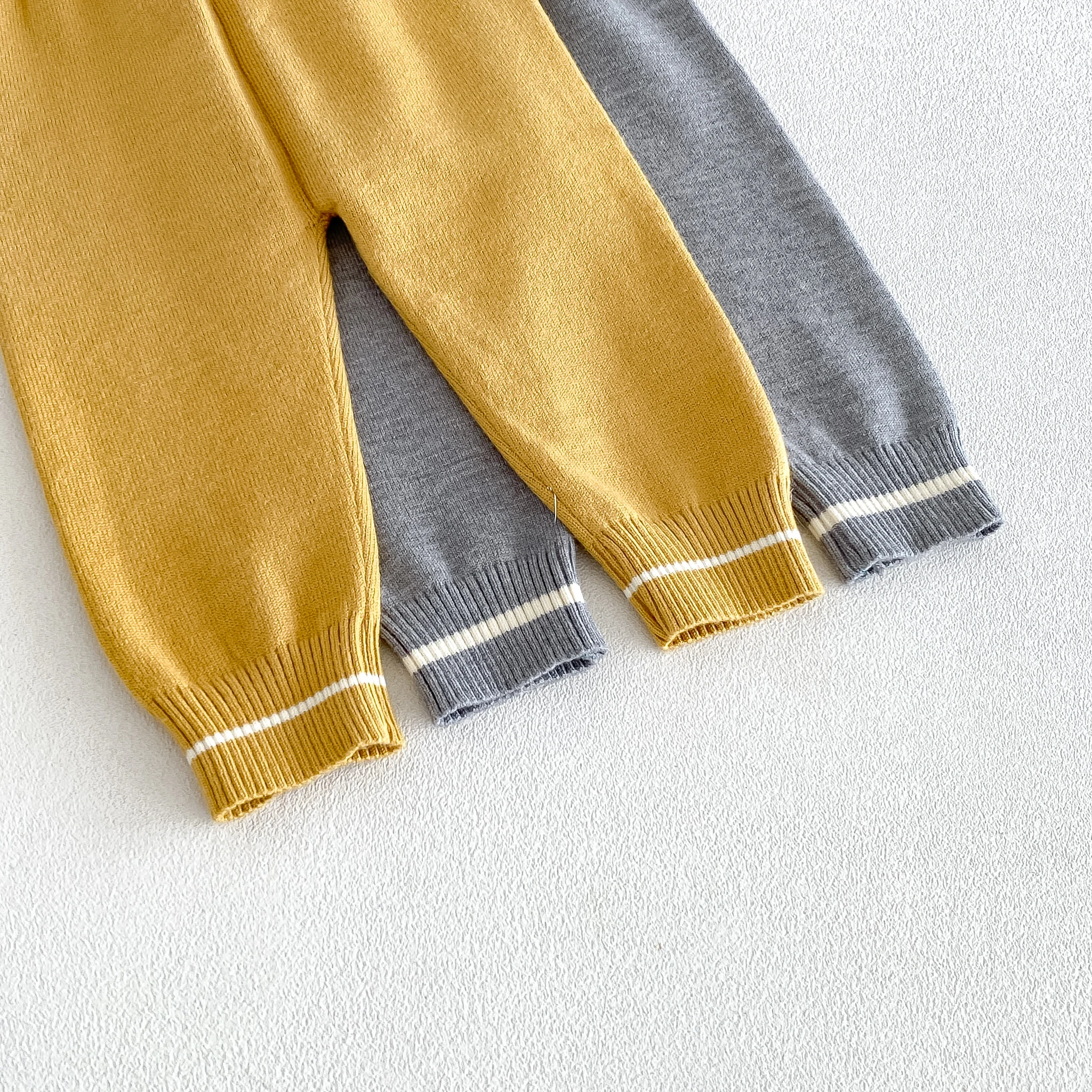 Stilvolles Baby-Outfit für Herbst und Winter – Strick-Oberteil mit langen Ärmeln und Hose mit Cartoon-Motiv für Jungen. – Detail 8
