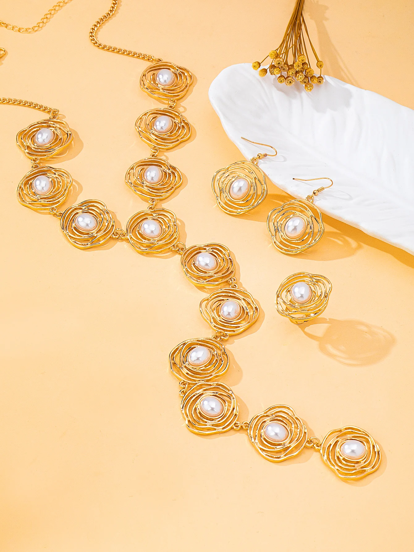 Damen-Schmuckset mit goldfarbenen, spiralförmigen Blumen und Perlen, mehrschichtige, drahtumwickelte lange Halskette, Hängeohrringe, Ring, Vintage-Party, auffälliger, dekorativer Schmuck. – Detail 3