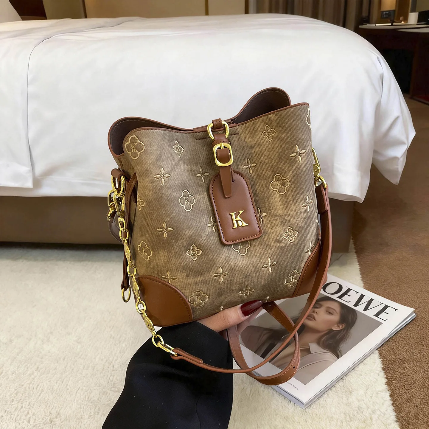 borsa-a-secchiello-vintage-2026-dal-design-classico-con-motivo-stampato-e-ricamo-3d-versatile-e-alla-moda-leggera