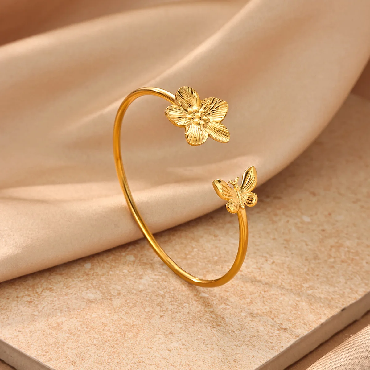 Elegantes offenes Armband mit Blumen- und Schmetterlingsmotiv für Damen, goldfarben, aus Edelstahl, Blumen- und Schmetterlingsarmband, modischer Blumenschmuck.