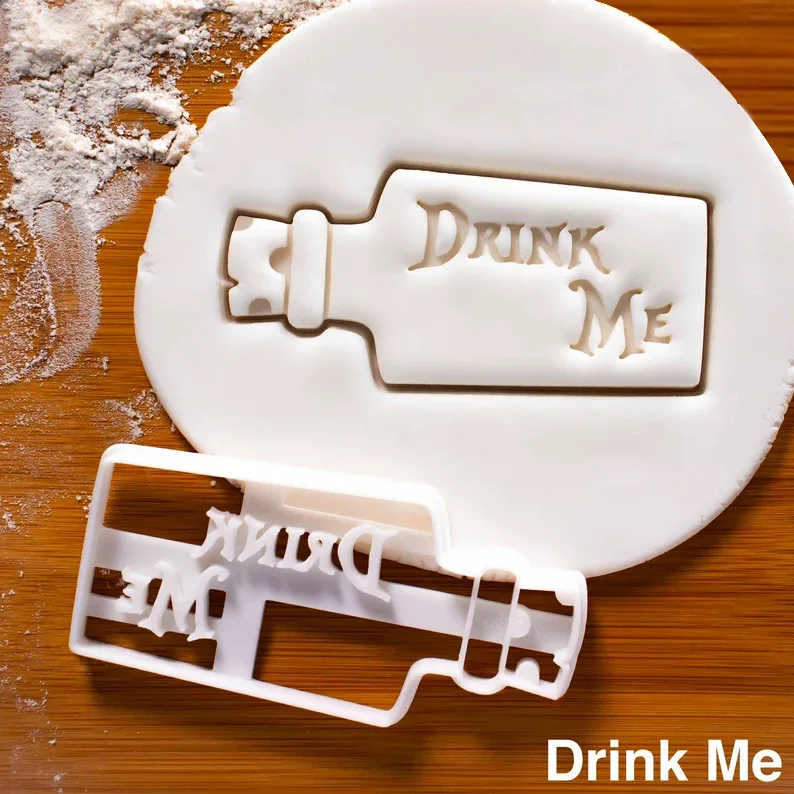 1PCS Eat Me Cookie Cutter Baking Accessory Alice In Wonderland Theme Cookie Mold Cartoon Pet Cat Dog Biscuit Cutter