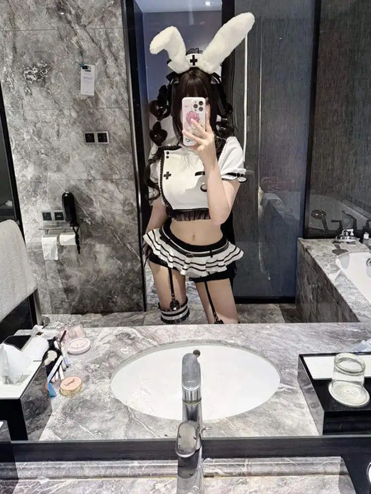 ナース×バニーのガーターミニセット — レースとチュールのフェミニンデザイン