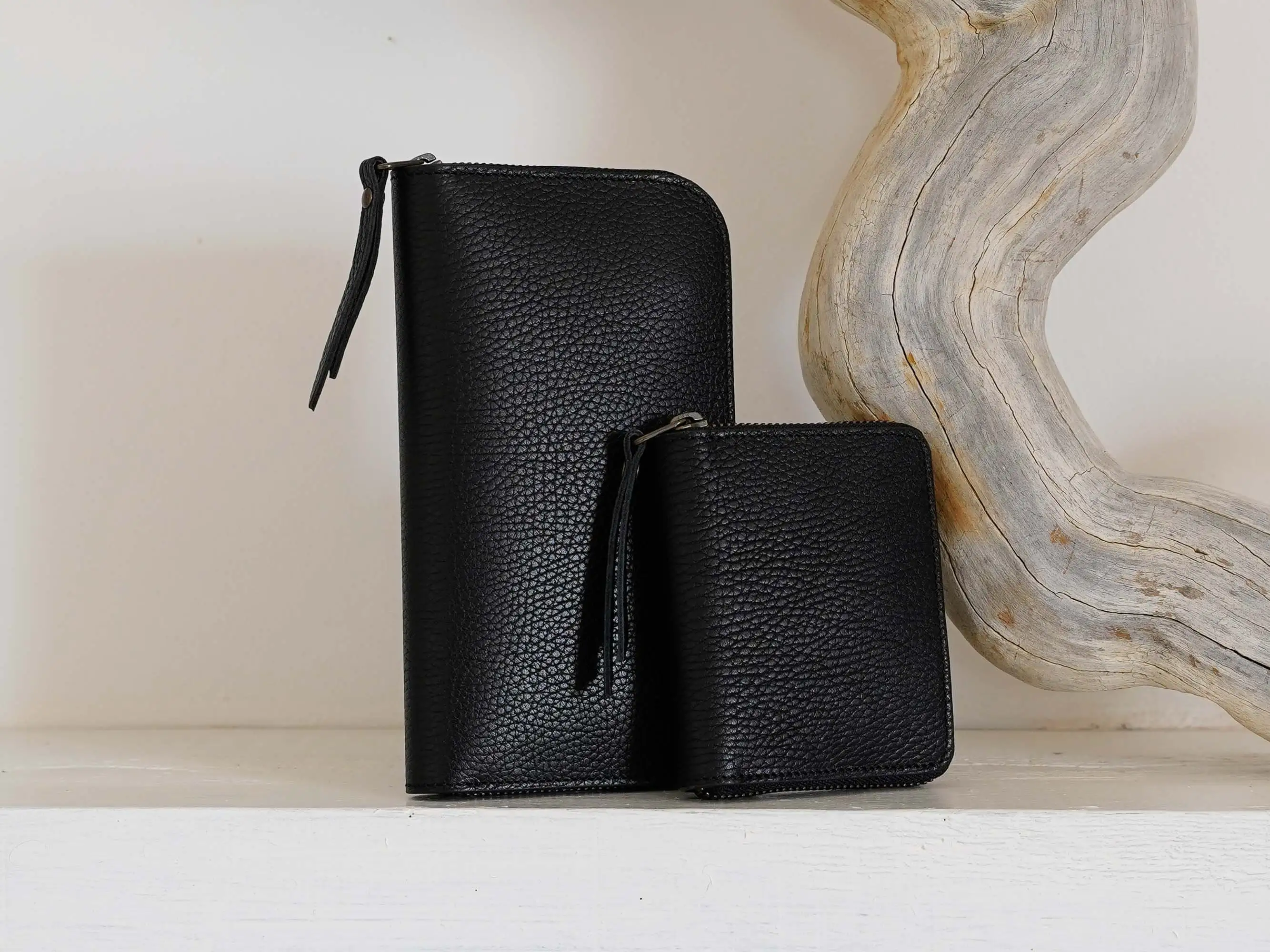 

NGGU Classic Leather Zip Wallet: The Perfect Blend of Elegance and Functionality - Luxurious Wallet for Men and Women